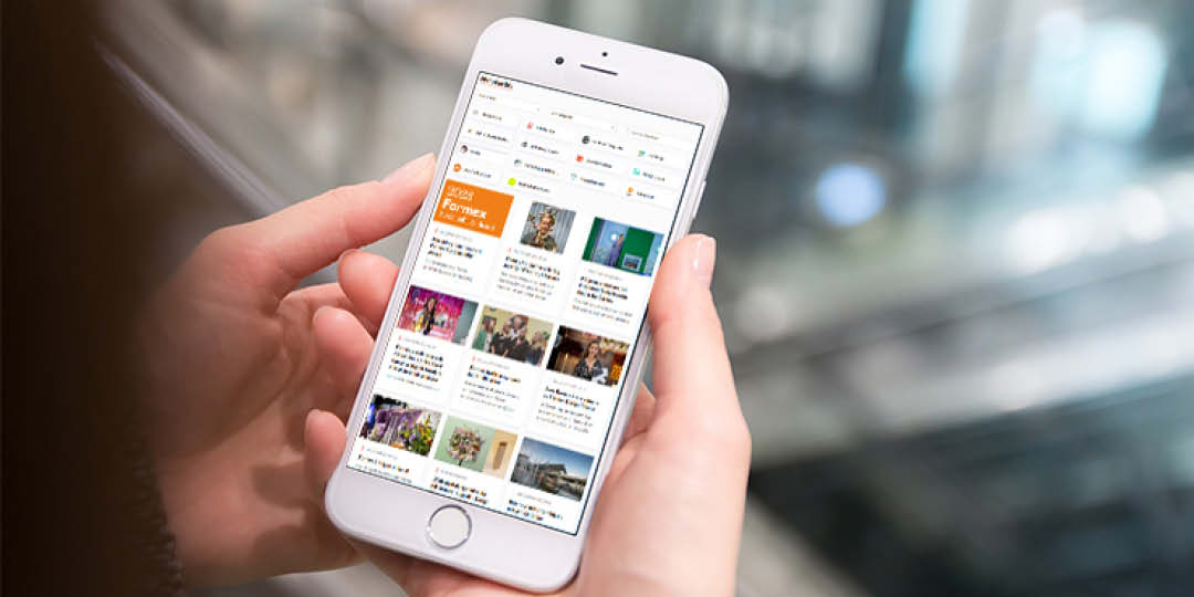 Press: Händer håller smartphone med Formex-sida öppen på skärmen.