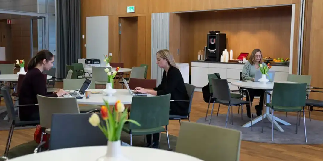 presscenter-1080x540 Presscenter med platser där press sitter och arbetar vid sina datorer.