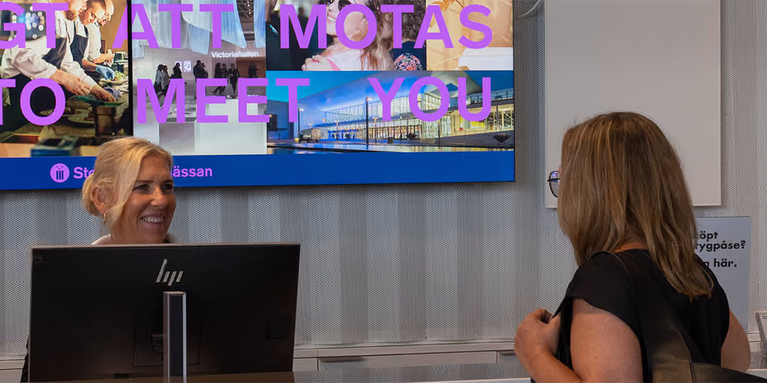 Besökare får hjälp av personal i informationsdisken på  Stockholmsmässan.