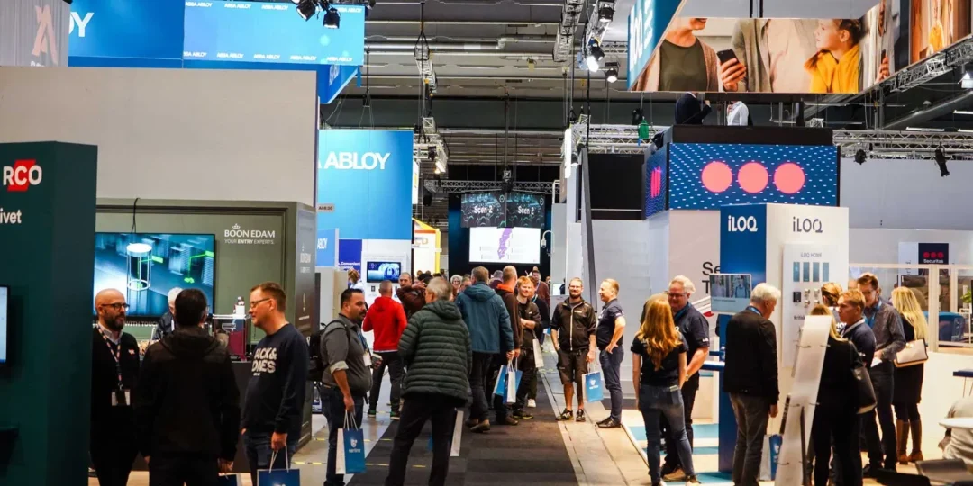 Öppettider-1080x540 Visitors and exhibitors in the exhibition hall at National Defence Expo.